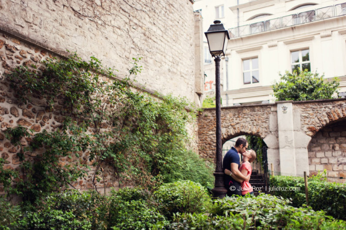 12_photographe_couple_paris_reverbere Photographe couple Paris : Charlotte & Matthieu à Montmartre_5