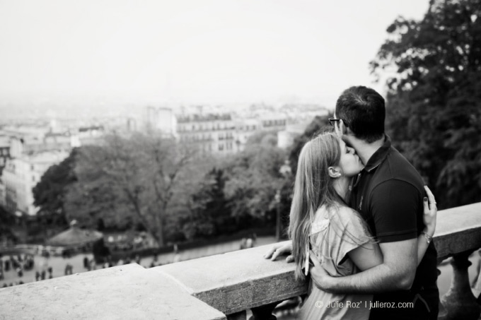 20_photographe_couple_paris_montmartre Photographe couple Paris : Charlotte & Matthieu à Montmartre_11