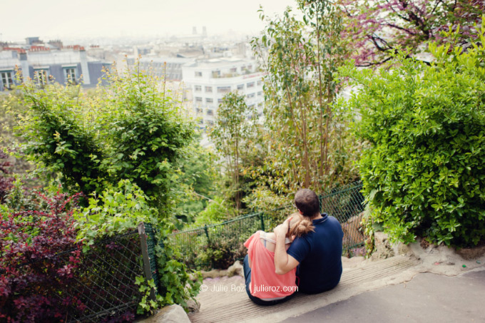 25_photographe_couple_paris_montmartre Photographe couple Paris : Charlotte & Matthieu à Montmartre_14
