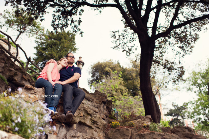 33_photographe_couple_paris_rochers Photographe couple Paris : Charlotte & Matthieu à Montmartre_18