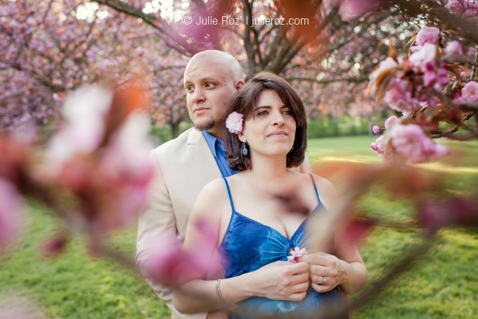 42_PHOTOGRAPHE_COUPLE_FUTURE_MAMAN_CERISIERS_PARC_SCEAUX Séance photos femme enceinte, photographe Sceaux (92) : Yara et Christopher_19