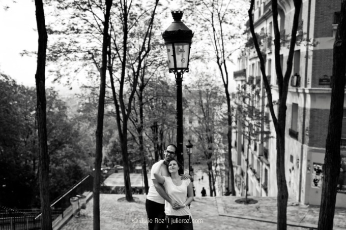 45_photographe_couple_paris_escaliers_montmartre Photographe couple Paris : Charlotte & Matthieu à Montmartre_22