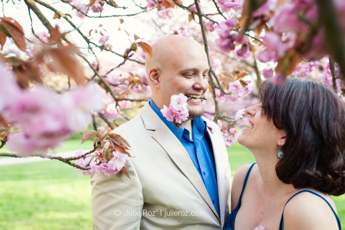 51_PHOTOGRAPHE_COUPLE_FLEURS_FEMME_ENCEINTE_CERISIERS_PARC_SCEAUX Séance photos femme enceinte, photographe Sceaux (92) : Yara et Christopher_21