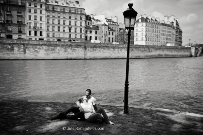 52_photographe_couple_paris_quai_seine Photographe couple Paris : Charlotte & Matthieu à Montmartre_25