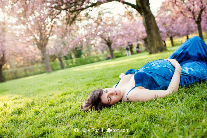 54_PHOTOGRAPHE_FEMME_ENCEINTE_CERISIERS_FLEURS_PARC_SCEAUX_JULIE_ROZ Séance photos femme enceinte, photographe Sceaux (92) : Yara et Christopher_23