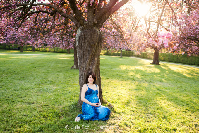 68_PHOTOGRAPHE_FEMME_ENCEINTE_ARBRE_CERISIERS_FLEURS_PARC_SCEAUX_JULIE_ROZ Séance photos femme enceinte, photographe Sceaux (92) : Yara et Christopher_26