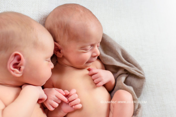 Séance photo bébé jumeaux domicile 94, photographe spécialiste nouveau-nés naissance Paris_2