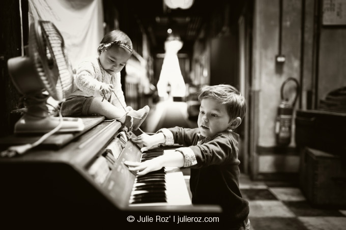 Photographe famille Paris : séance photos enfants Paris : Mila et Pablo_23