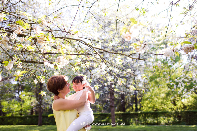 photographe_mere_fille_sceaux_92_01 Séance photos mère fille sous les cerisiers en fleurs Sceaux, photographe cerisiers parc Sceaux 92_4