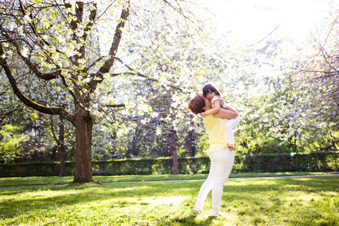 photographe_mere_fille_sceaux_92_03 Séance photos mère fille sous les cerisiers en fleurs Sceaux, photographe cerisiers parc Sceaux 92_5
