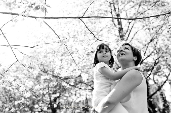 photographe_mere_fille_sceaux_92_04 Séance photos mère fille sous les cerisiers en fleurs Sceaux, photographe cerisiers parc Sceaux 92_2