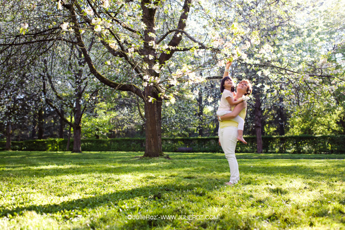 photographe_mere_fille_sceaux_92_05 Séance photos mère fille sous les cerisiers en fleurs Sceaux, photographe cerisiers parc Sceaux 92_1