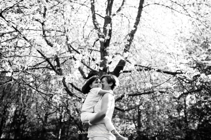 photographe_mere_fille_sceaux_92_06 Séance photos mère fille sous les cerisiers en fleurs Sceaux, photographe cerisiers parc Sceaux 92_6
