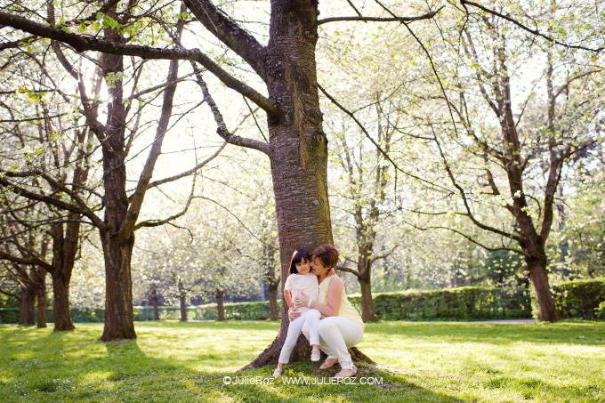 photographe_mere_fille_sceaux_92_07 Séance photos mère fille sous les cerisiers en fleurs Sceaux, photographe cerisiers parc Sceaux 92_7