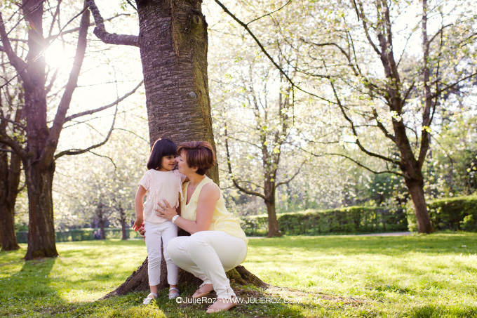 photographe_mere_fille_sceaux_92_08 Séance photos mère fille sous les cerisiers en fleurs Sceaux, photographe cerisiers parc Sceaux 92_8
