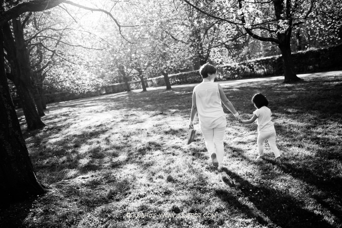photographe_mere_fille_sceaux_92_13 Séance photos mère fille sous les cerisiers en fleurs Sceaux, photographe cerisiers parc Sceaux 92_23