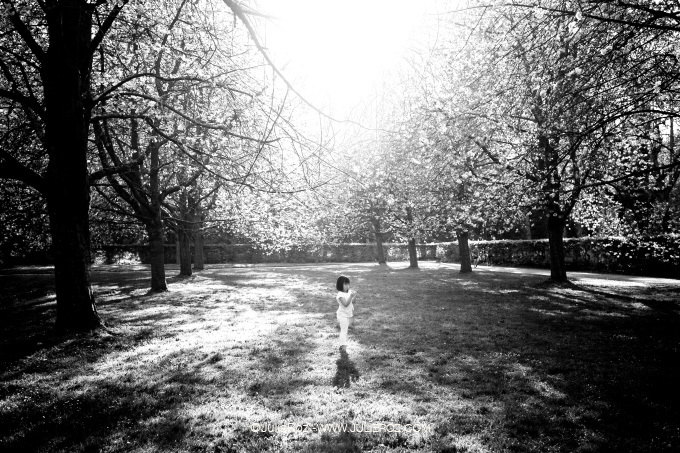photographe_mere_fille_sceaux_92_16 Séance photos mère fille sous les cerisiers en fleurs Sceaux, photographe cerisiers parc Sceaux 92_12