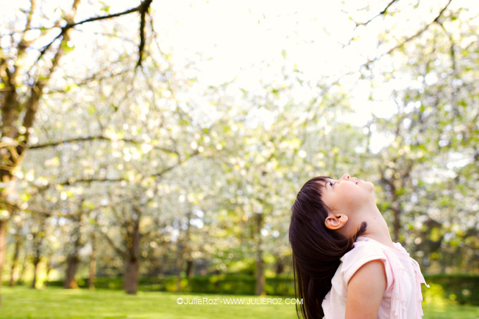 photographe_mere_fille_sceaux_92_17 Séance photos mère fille sous les cerisiers en fleurs Sceaux, photographe cerisiers parc Sceaux 92_16