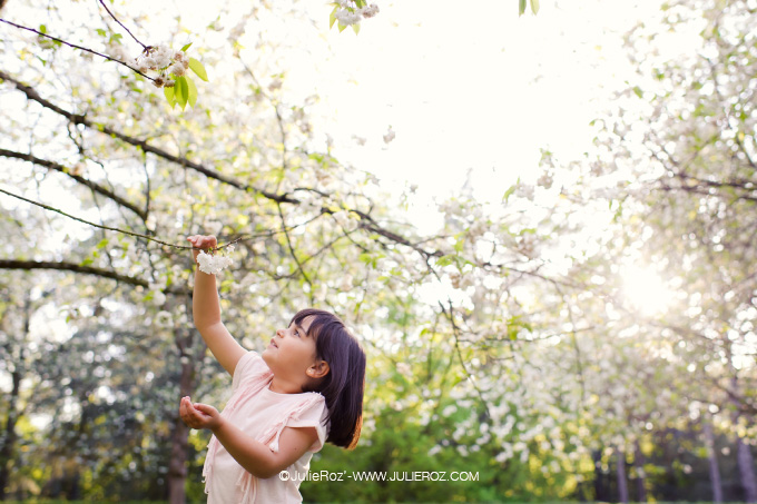photographe_mere_fille_sceaux_92_24 Séance photos mère fille sous les cerisiers en fleurs Sceaux, photographe cerisiers parc Sceaux 92_21