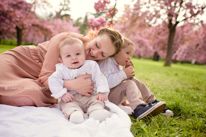Photographe bebe 92, séance photo famille sous les cerisiers Sceaux_17