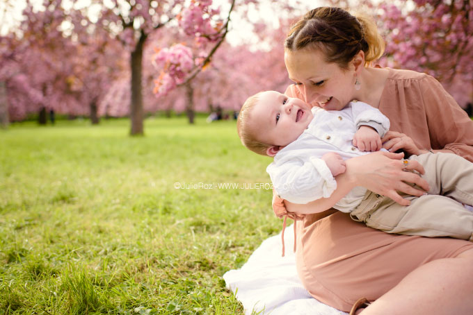 Photographe bebe 92, séance photo famille sous les cerisiers Sceaux_16