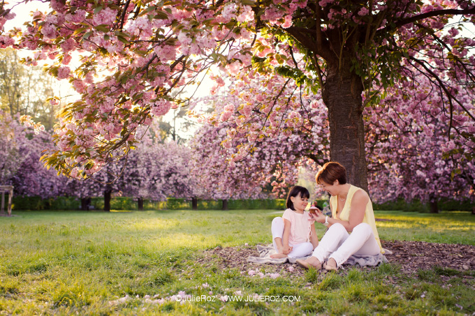 seance_photo_sceaux_cerisiers_92_27 Séance photos mère fille sous les cerisiers en fleurs Sceaux, photographe cerisiers parc Sceaux 92_24