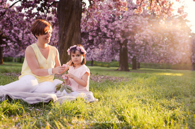 seance_photo_sceaux_cerisiers_92_32 Séance photos mère fille sous les cerisiers en fleurs Sceaux, photographe cerisiers parc Sceaux 92_30