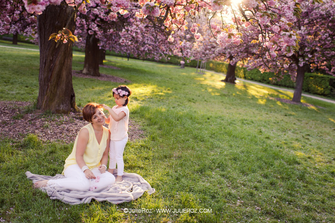 seance_photo_sceaux_cerisiers_92_33 Séance photos mère fille sous les cerisiers en fleurs Sceaux, photographe cerisiers parc Sceaux 92_31