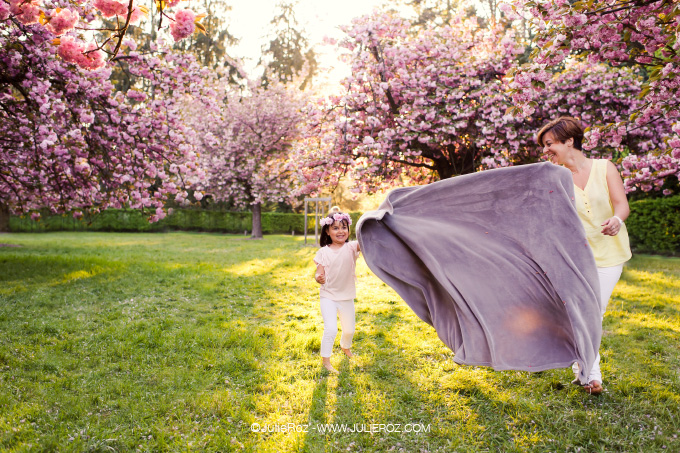 seance_photo_sceaux_cerisiers_92_47 Séance photos mère fille sous les cerisiers en fleurs Sceaux, photographe cerisiers parc Sceaux 92_44