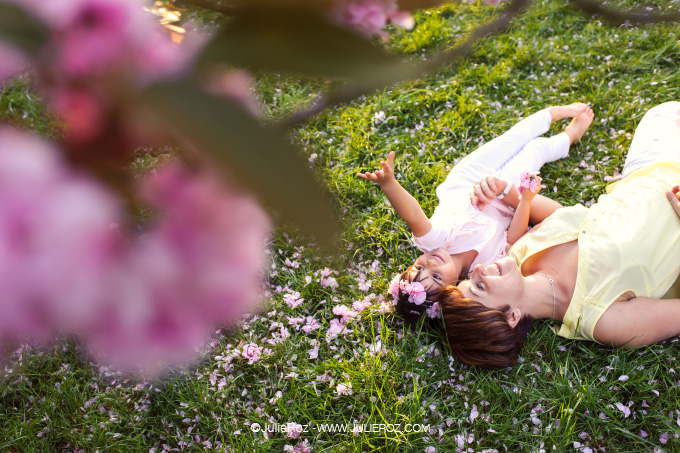 seance_photo_sceaux_cerisiers_92_51 Séance photos mère fille sous les cerisiers en fleurs Sceaux, photographe cerisiers parc Sceaux 92_54