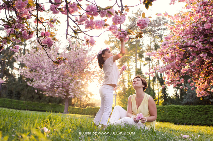 seance_photo_sceaux_cerisiers_92_54 Séance photos mère fille sous les cerisiers en fleurs Sceaux, photographe cerisiers parc Sceaux 92_48