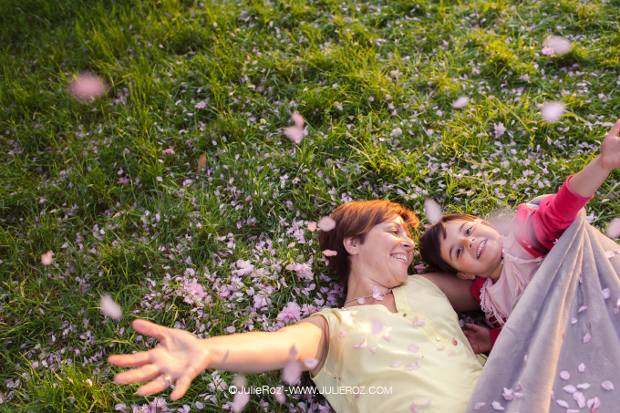 seance_photo_sceaux_cerisiers_92_62 Séance photos mère fille sous les cerisiers en fleurs Sceaux, photographe cerisiers parc Sceaux 92_56