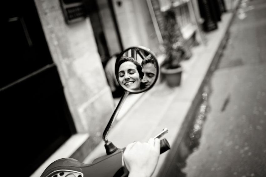 Photo de portrait dans un rétroviseur à paris