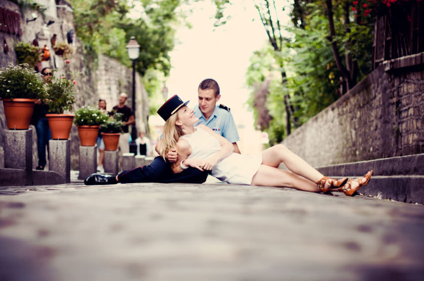 Photo de couple dans une rue pavé à paris