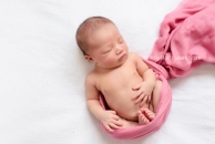 Photo de l'article Photographe spécialiste nouveau-né Paris, photos naissance bébé : Rose