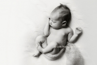 Photo de l'article Photographe nouveau-né Paris : séance photos bébé à domicile : Anna