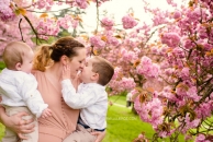 Photo de l'article Photographe bebe 92, séance photo famille sous les cerisiers Sceaux