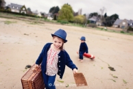 Photo de l'article Photographe enfant famille Bretagne : séance photos mise en scène Saint-Malo : Calixte et Aliette