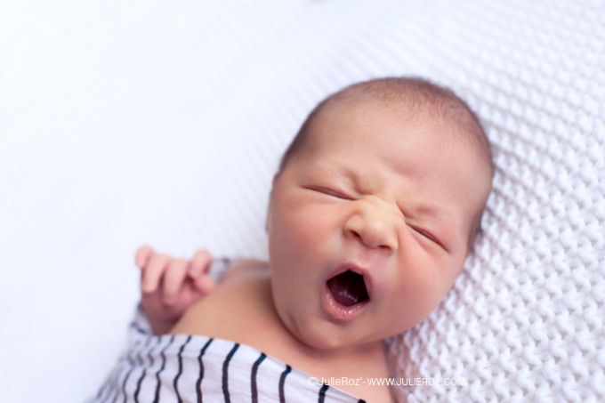 photographe bebe nouveau ne seance photo studio pose lit 