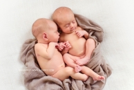 Photo de l'article Séance photo bébé jumeaux domicile 94, photographe spécialiste nouveau-nés naissance Paris